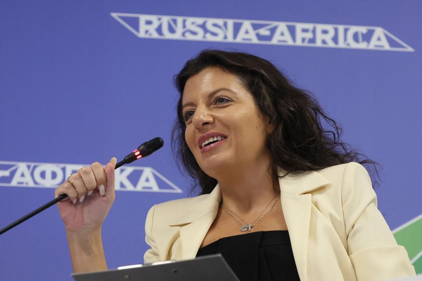 Маргарита Симоньян снялась в колготках в сеточку и туфлях на высокой платформе