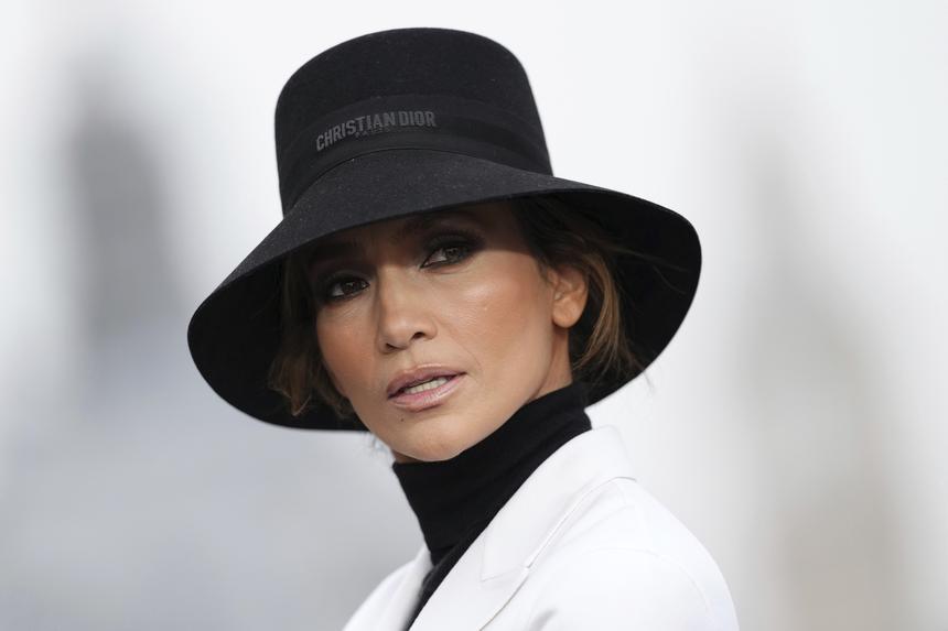 55-летняя Дженнифер Лопес отправилась на шопинг в блузе с открытым животом