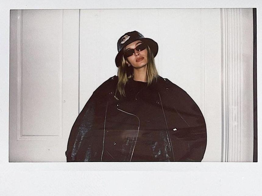 Хейли Бибер отреагировала на помолвку Селены Гомес с Бенни Бланко