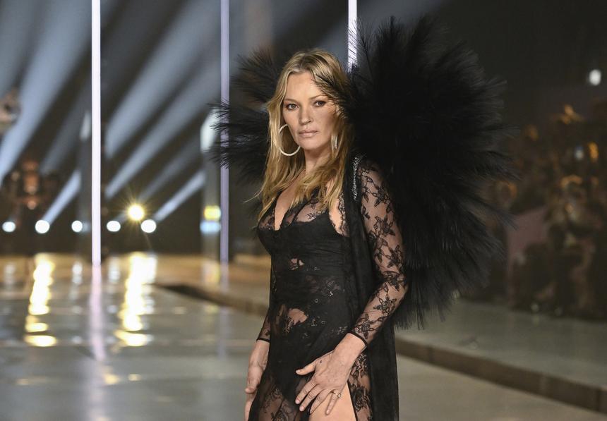 Внешность 50-летней Кейт Мосс на фото папарацци напугала поклонников