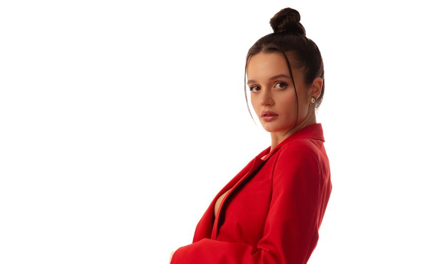 «Быть дочерью Славы для меня благословение»: Александра Морозова о карьере в кино, связи с мамой и браке