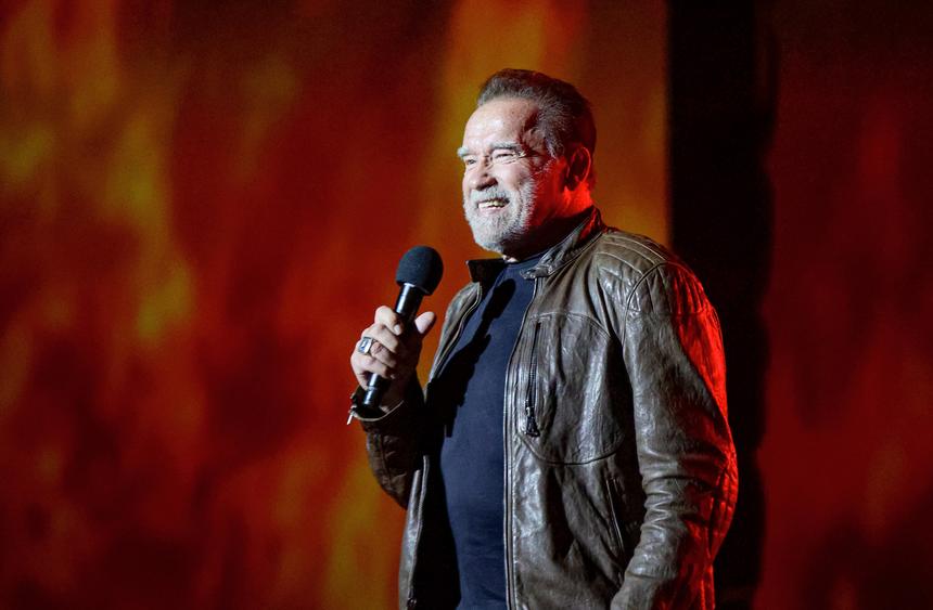 «Постарел на 200 лет за 2 месяца»: седого Арнольда Шварценеггера заметили на улице в Нью-Йорке