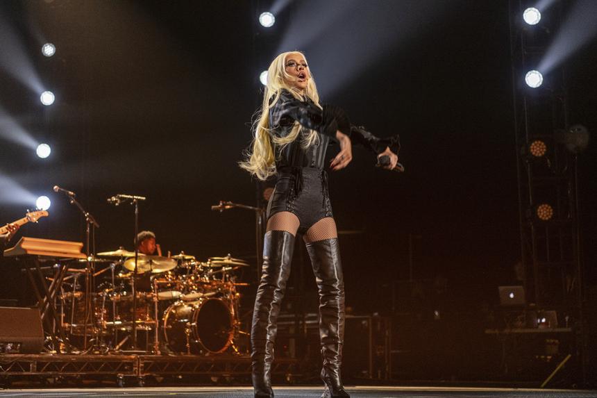 Кристина Агилера на день своего 44-летия снялась в шляпе и на каблуках