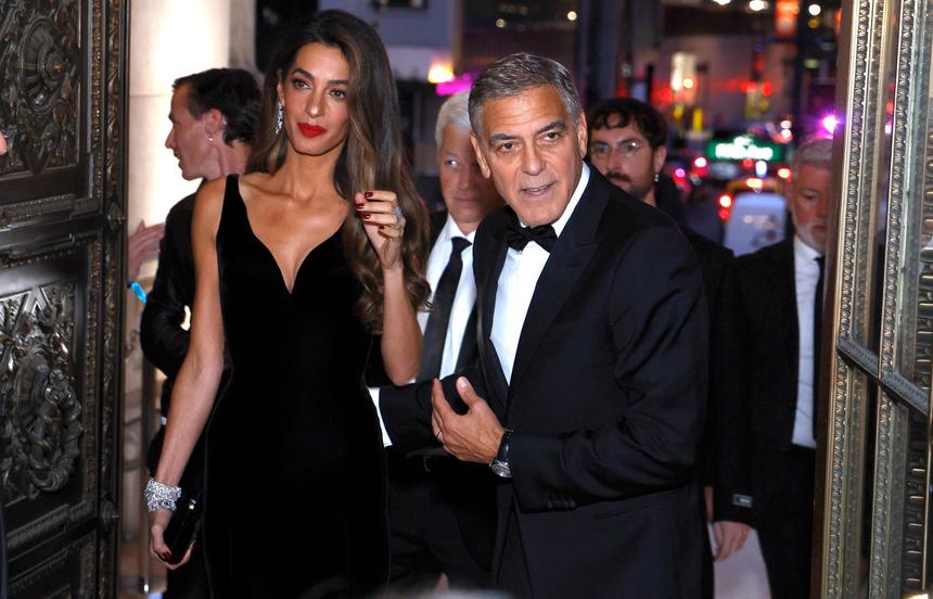 46-летнюю жену Джорджа Клуни засняли на отдыхе в ультракоротких шортах