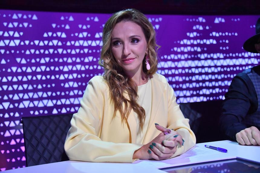 Очки и яркий макияж: Татьяна Навка в новом образе появилась на съемках шоу