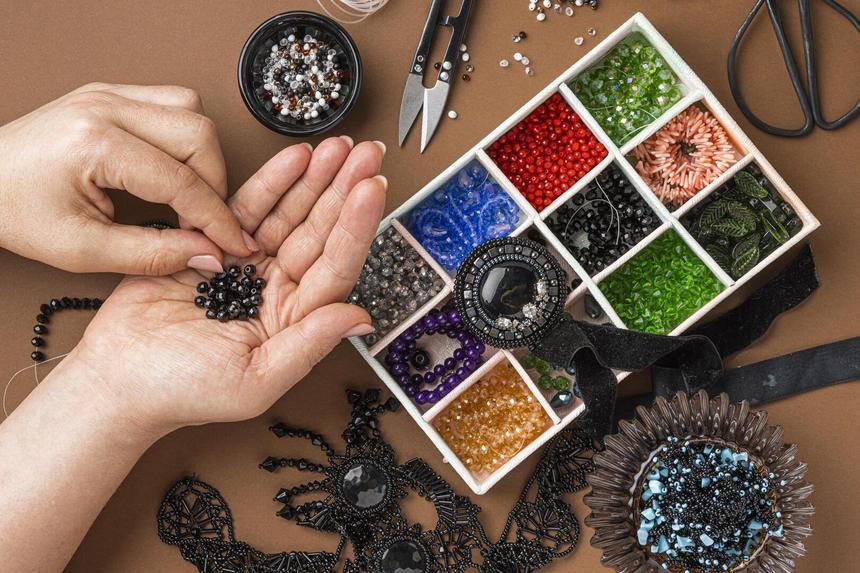 Пенсионерка проходила 76 лет с бусиной в ухе