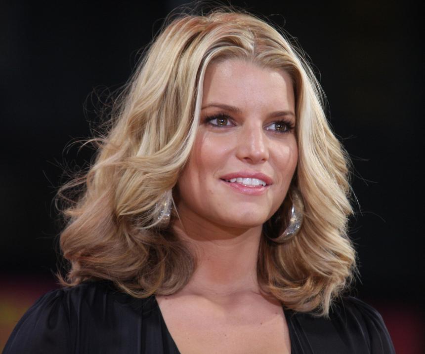 Джессика Симпсон спровоцировала слухи о собственном двойнике после смены имиджа