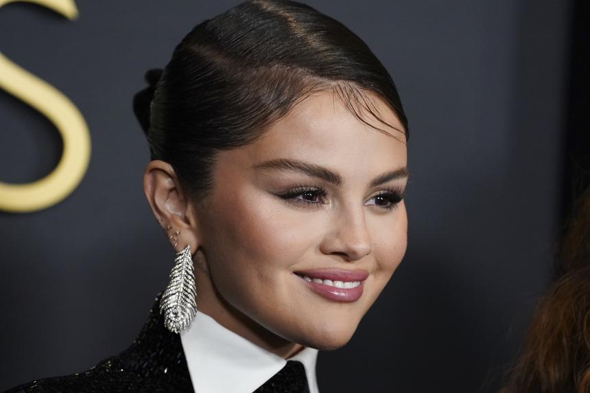 Селена Гомес показала кольцо от Бенни Бланко после критики их помолвки