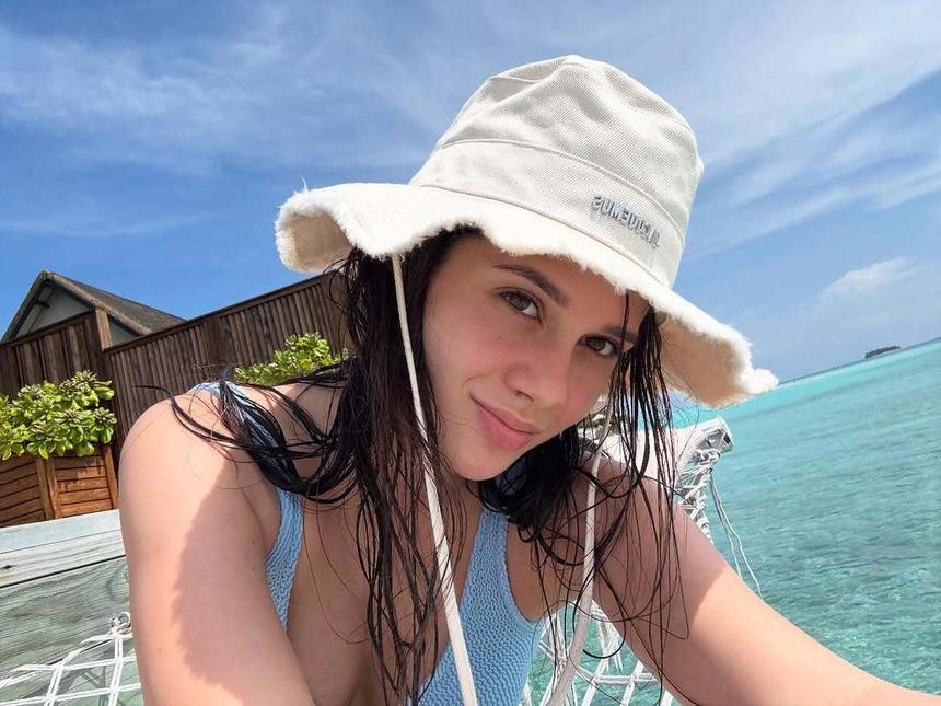 Актер Александр Петров увез беременную жену из России