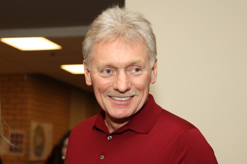 57-летний Дмитрий Песков впервые вышел в свет с внучкой Алисой