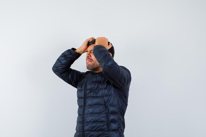 Забыл разрядить: мужчина случайно пустил себе пулю в висок и чудом выжил