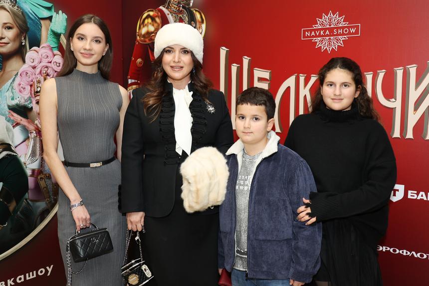 Вылитая свекровь: певица Жасмин вышла в свет с невесткой Евой