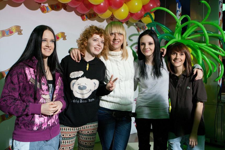 Наташа Мильниченко (крайняя слева)