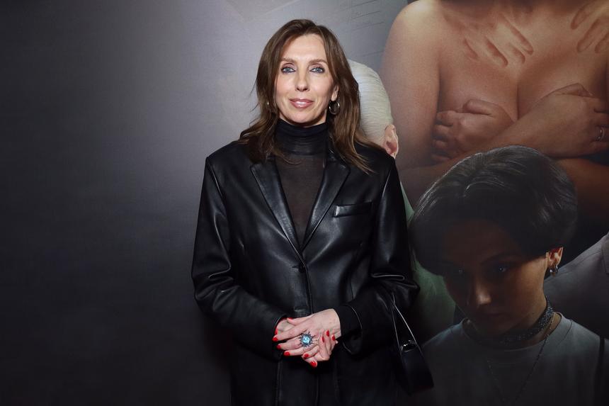 56-летняя Светлана Бондарчук похвасталась фигурой в прозрачном кружевном платье