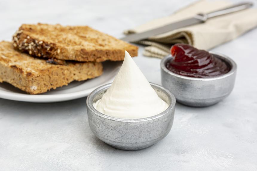 Тошнота, рвота, проблемы с кишечником: опасные последствия переедания майонеза