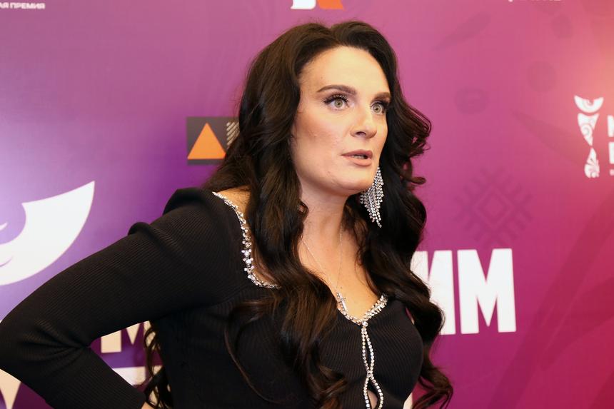 «Я расстроена»: Елена Ваенга на месяц перенесла концерт из-за болезни