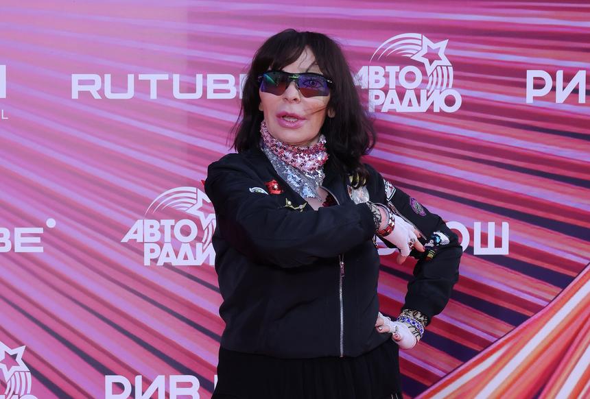 Розовые волосы и измененное лицо: как сейчас выглядит эпатажная певица Жанна Агузарова