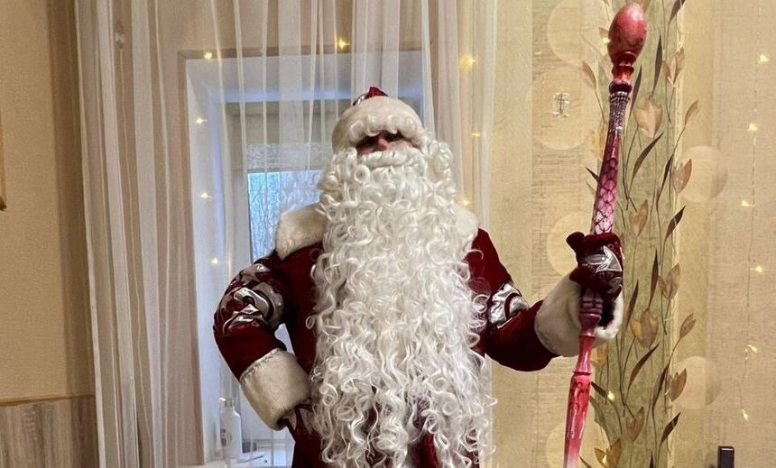 Каток, лес и бассейн: актер, исполняющий роль Деда Мороза, назвал самые необычные места выступлений