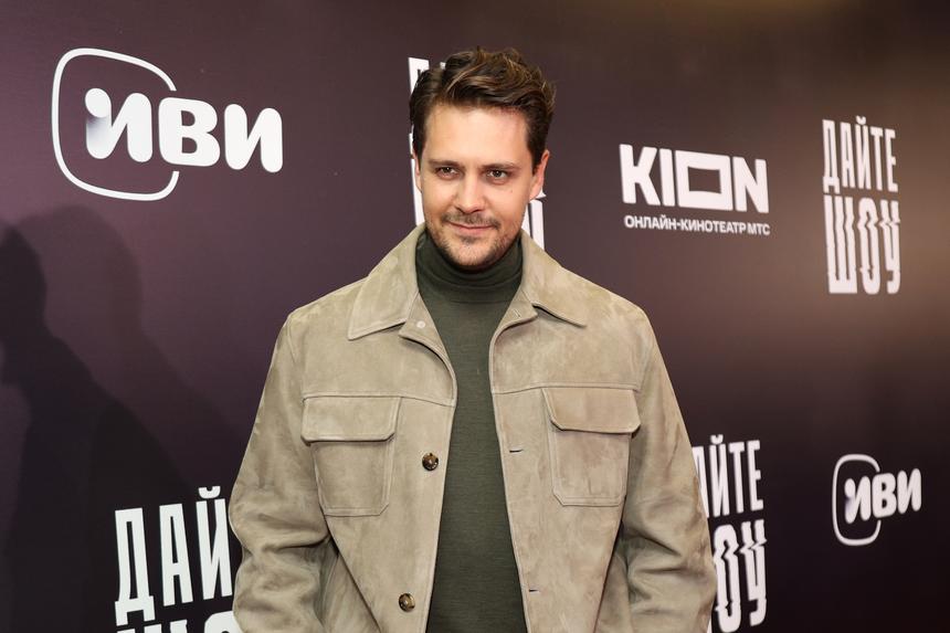 «Какие чудесные!»: звезда фильма «Холоп» Милош Бикович снялся с подросшим сыном в Москве