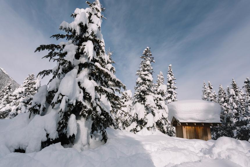 В Алтайском крае пристав спас мальчика, лизнувшего столб в 25-градусный мороз