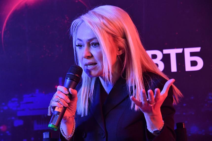 «Она не икона стиля, это точно»: модный эксперт раскритиковала образы Яны Рудковской