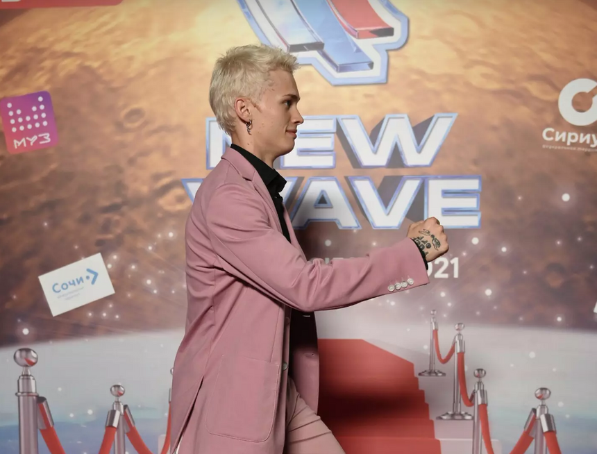 Приемный отец Дани Милохина устроился на работу грузчиком