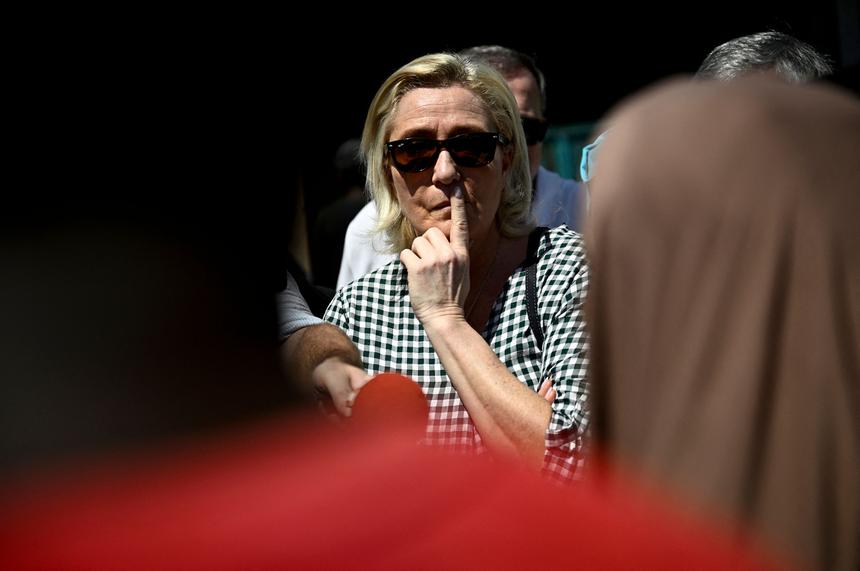 Три человека пострадали: паром с Марин Ле Пен на борту столкнулся с другим судном