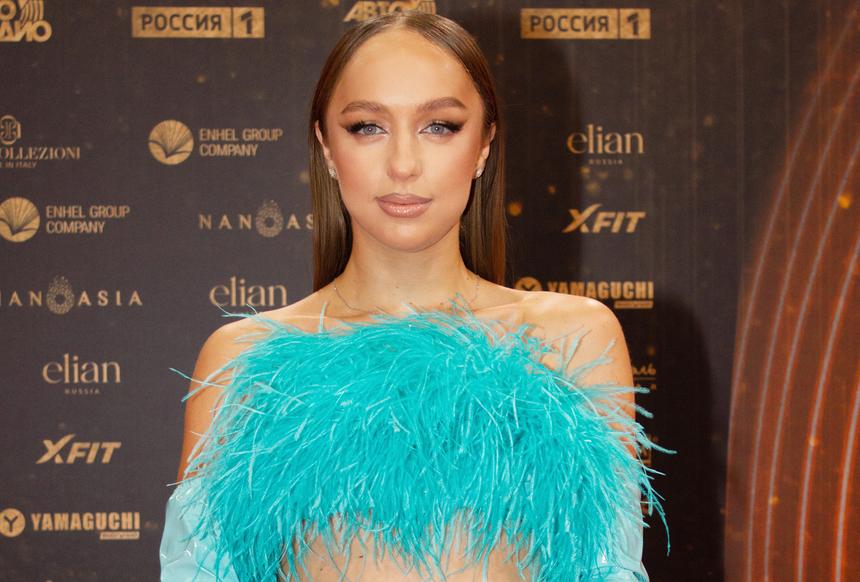 Скрывает округлившийся живот? Мари Краймбрери спровоцировала разговоры о беременности от Давы