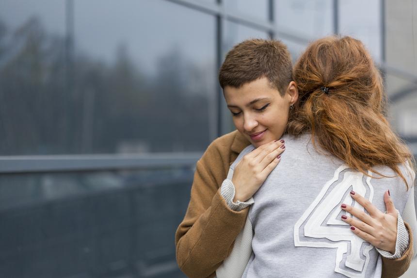 Чаще всего приходят люди в возрасте от 40 до 60 лет: в Польше открыли салон объятий