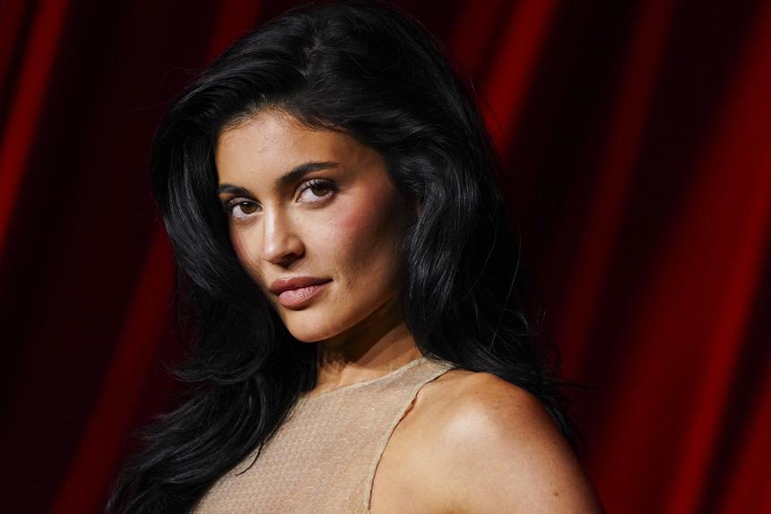 «Шикарная»: Кайли Дженнер вышла в свет в платье из «жидкого металла»