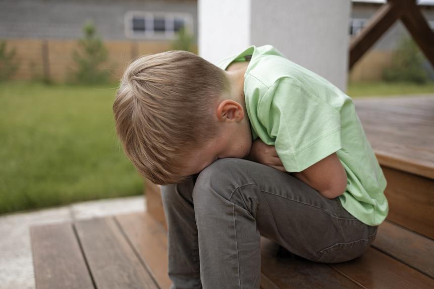 Нанесла несколько ударов: воспитательница сломала руку ребенку в детском саду