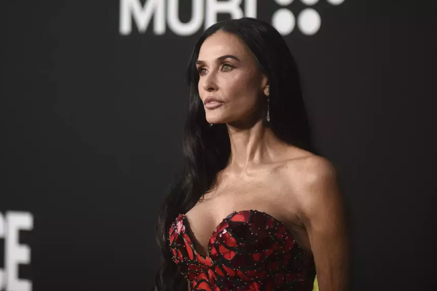 Деми Мур потребовали лишить «Золотого глобуса» из-за ее поцелуя с подростком