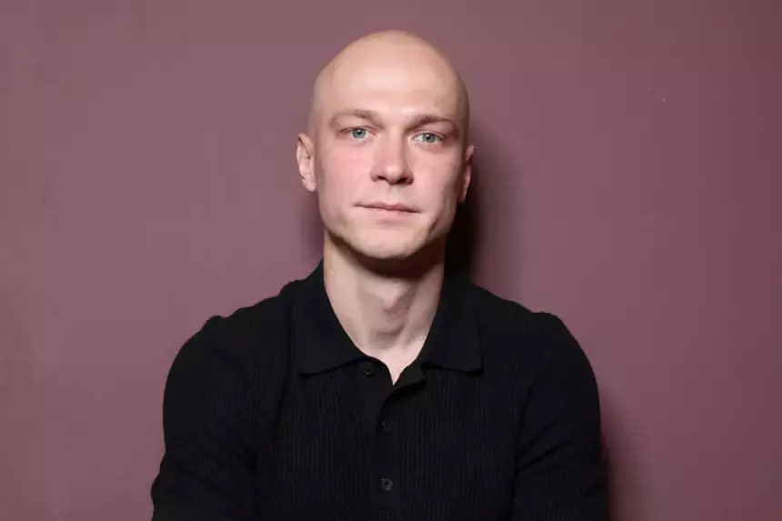 32-летний актер Юра Борисов встретился с Анджелиной Джоли на «Золотом глобусе»