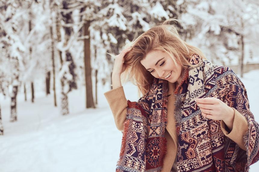 Носите головные уборы, но не из синтетики: как защитить волосы зимой