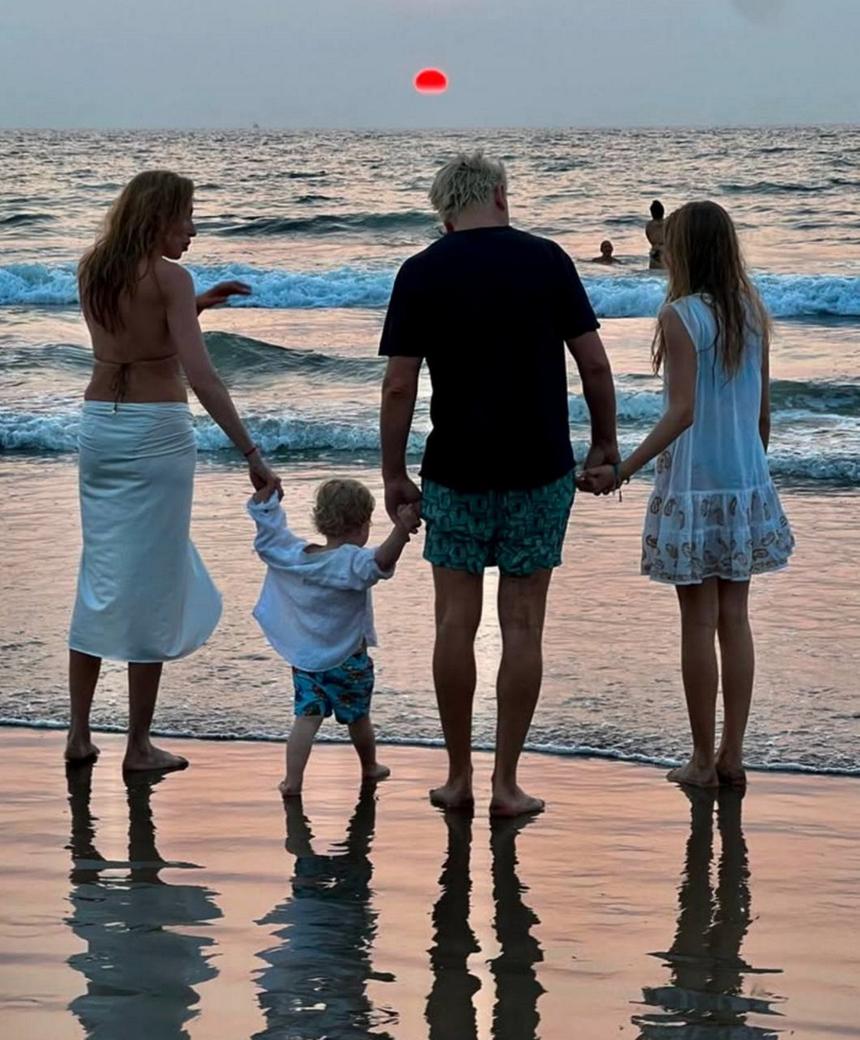 56-летняя модель Светлана Бондарчук снялась на пляже с мужем, падчерицей и сыном