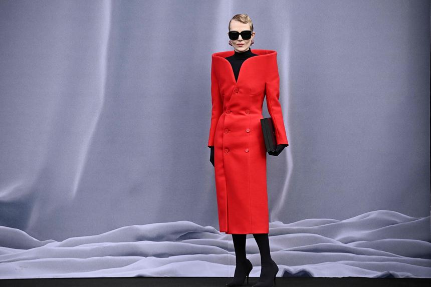 Не на что жить в Париже: уехавшая из России Рената Литвинова выставила на продажу личные вещи