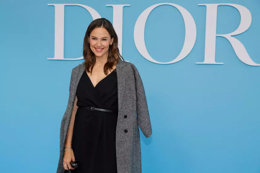 Помогает погорельцам и пожарным в Лос-Анджелесе: список звезд-добровольцев пополнился