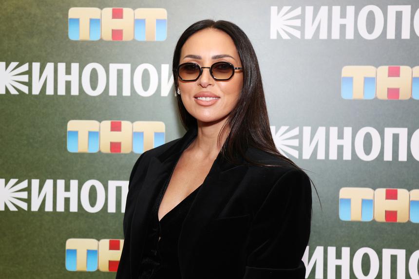 «Вышла из токсичных отношений»: разведенная Алсу снялась на яхте и восхитила звезд внешностью