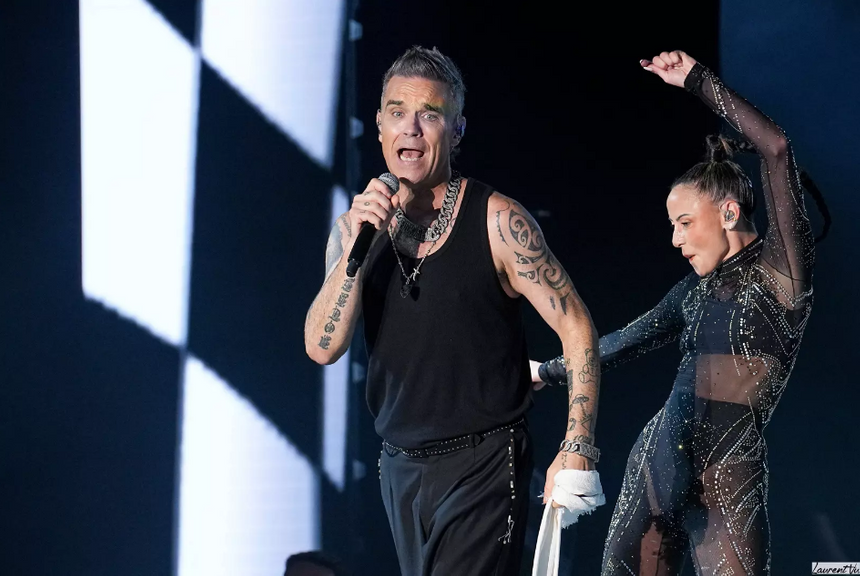 Робби Уильямс вышел на публику в леопардовом пальто после эвакуации из-за пожаров