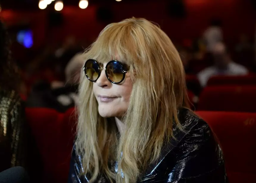 «Бахнула субстанцию»: в Сети обсуждают свежие кадры с изменившейся Пугачевой