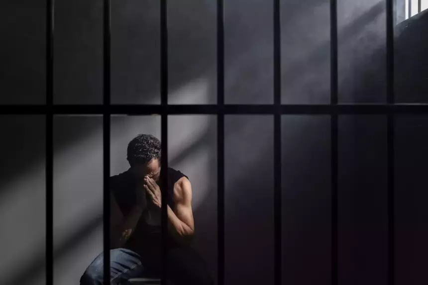 В Петербурге арестовали мужчину, который четыре месяца совращал 15-летнюю дочь