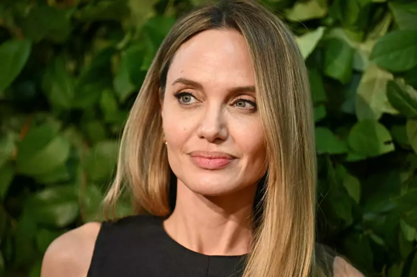 Сына Брэда Питта и Анджелины Джоли впервые за долгое время засняли папарацци: «Мог бы стать моделью»