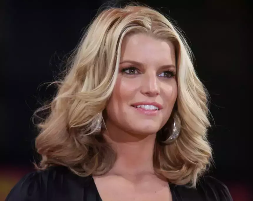 Певица Джессика Симпсон выставила на продажу особняк за 1,8 млрд из-за пожаров