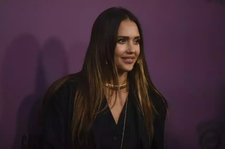 43-летняя актриса Джессика Альба вышла в свет после новости о разводе с мужем