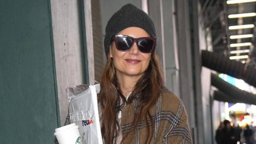 «Ей нужен стилист»: бывшую жену Тома Круза раскритиковали за выход с бездомным