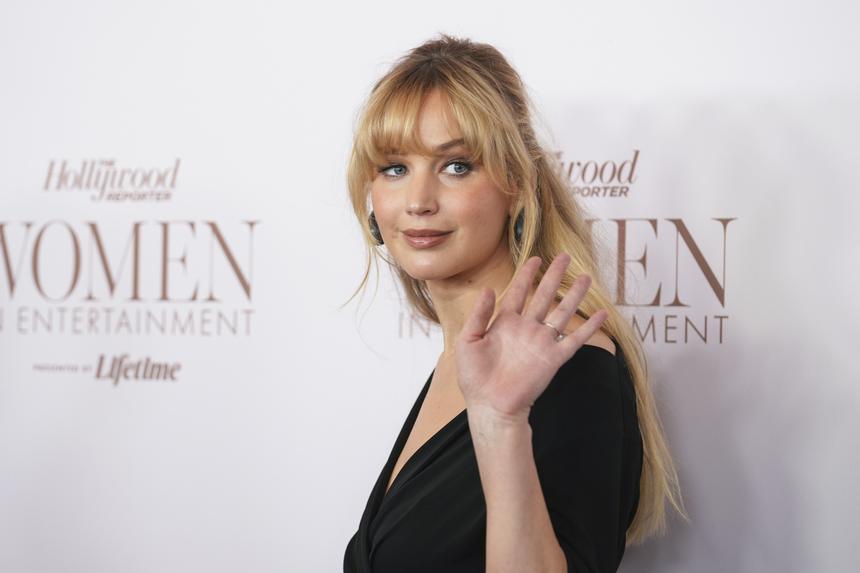 Беременную Дженнифер Лоуренс засняли в окутанном дымом Лос-Анджелесе