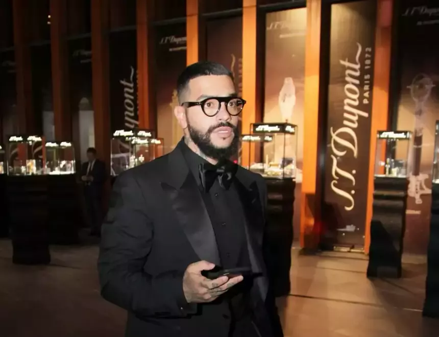 «Красивая жизнь закончилась»: мама Тимати опубликовала фото, на котором сын ест лапшу возле помойки