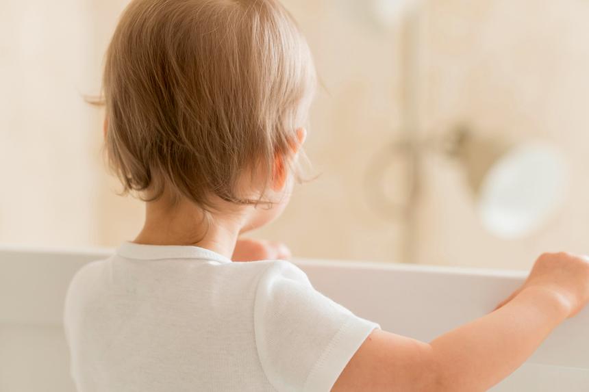 В Омской области мать сломала ребра 11-месячному сыну, который испачкался сажей