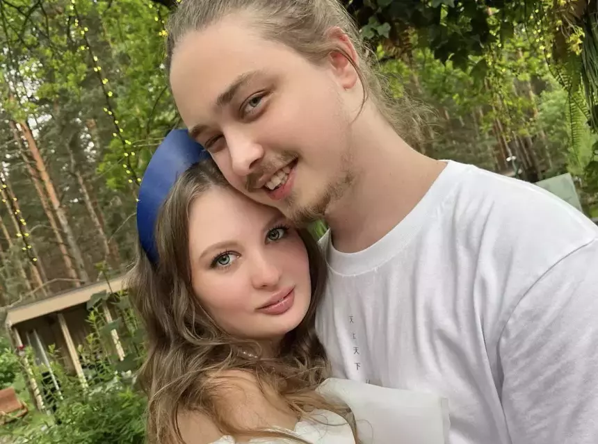 Невестка певицы Наташи Королевой показала опухшее лицо после операции на челюсти