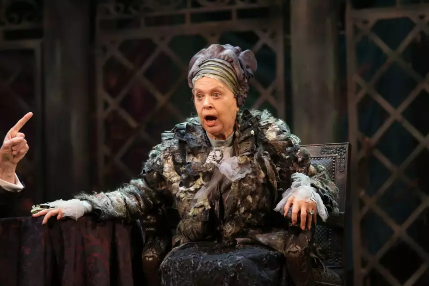 «Неподражаемый темперамент»: Путин поздравил легенду отечественного кино с юбилеем